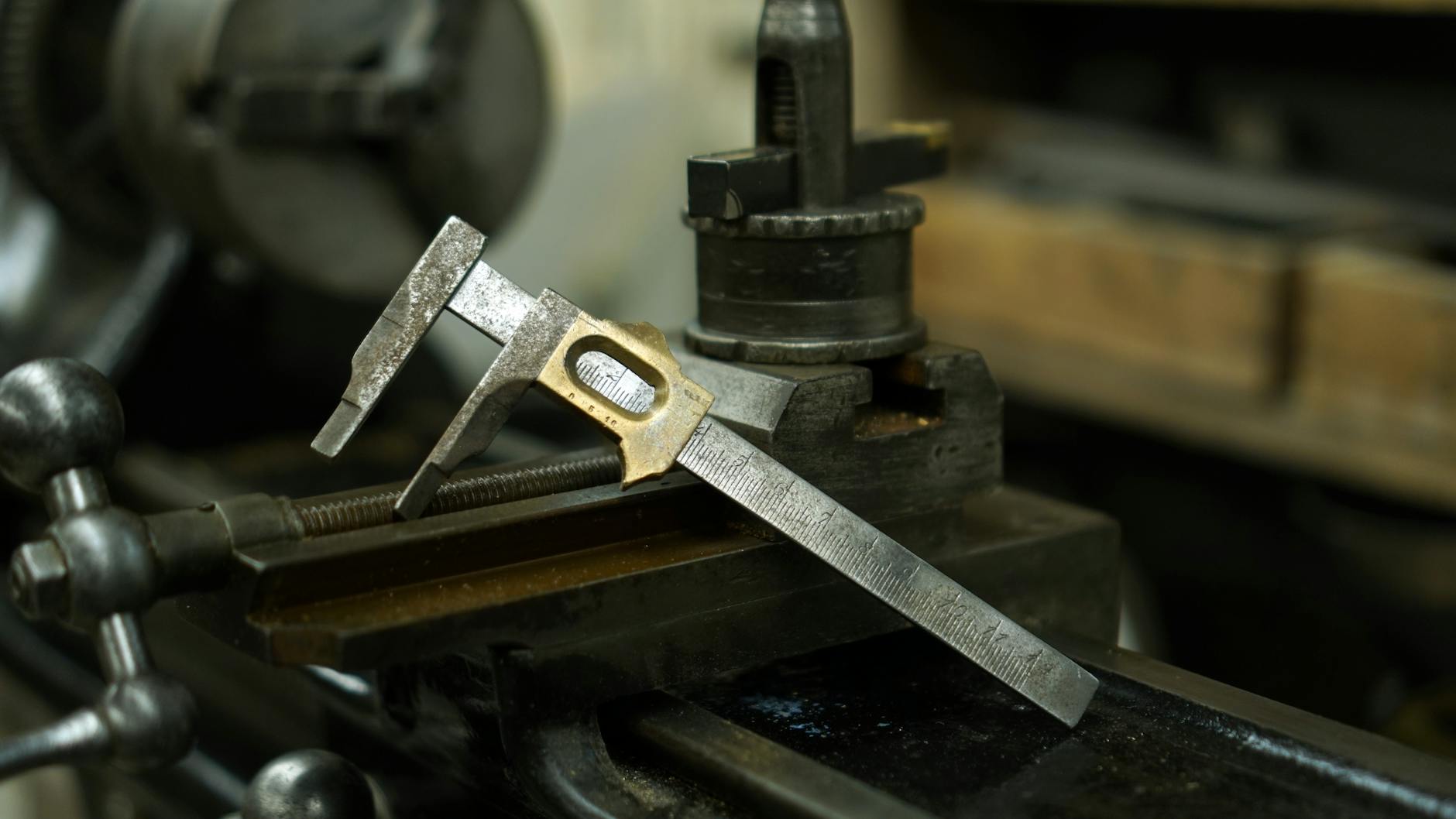 CNC 加工常見公差迷思:標 ±0.005mm 不一定真的省成本